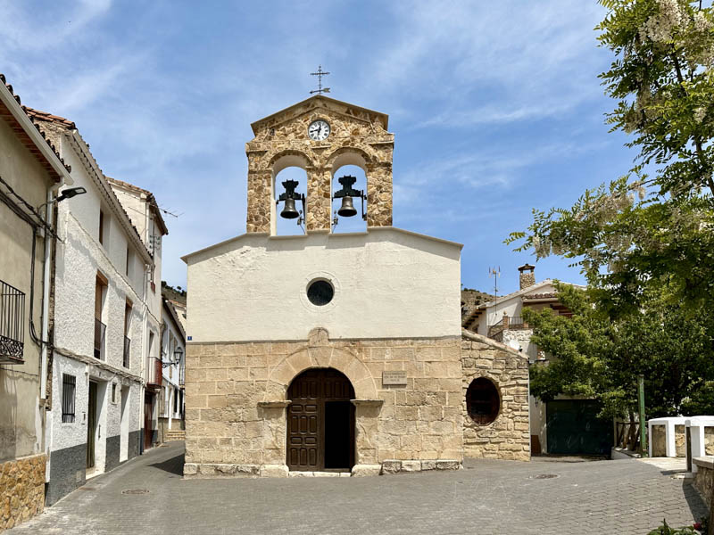 Vista frontal de la Iglesia de Pontones