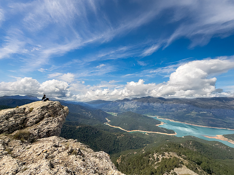 chica observando mirador de la sierra de segura al fondo se ve el embalse